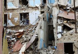 Зруйнований житловий будинок після влучання ракети в Шевченківському районі Києва
