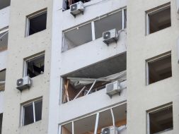 Повністю вибиті вікна у висотному житловому будинку після комбінованої атаки в Шевченківському районі Києва