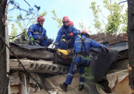 Рятувальники розбирають завали знищеного ворожою ракетою під'їзду в житловому будинку в Шевченківському районі Києва