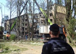 Зруйнований житловий будинок після влучання ракети в Шевченківському районі Києва