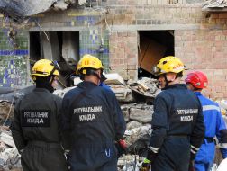 Рятувальники біля знищеного ворожою ракетою під'їзду в житловому будинку в Шевченківському районі Києва