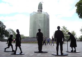 The installation "Shadows of Presence"
