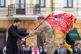 Президент вручил боевые знамена командирам подразделений
