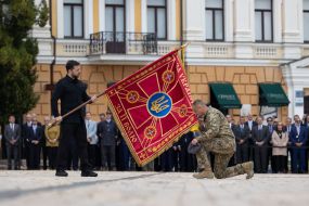 Президент вручил боевые знамена командирам подразделений