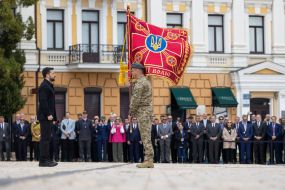 Президент вручил боевые знамена командирам подразделений