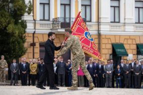 Президент вручил боевые знамена командирам подразделений