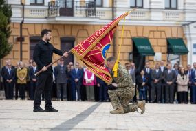 Президент вручил боевые знамена командирам подразделений