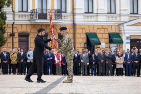 Президент вручил боевые знамена командирам подразделений