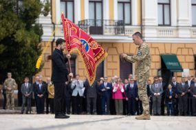 Президент вручил боевые знамена командирам подразделений