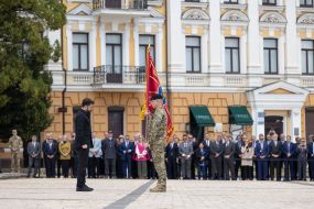 Президент вручил боевые знамена командирам подразделений