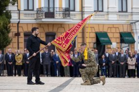 Президент вручил боевые знамена командирам подразделений
