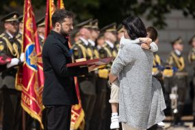 Владимир Зеленский передал родным погибших Героев Украины ордена «Золотая Звезда»