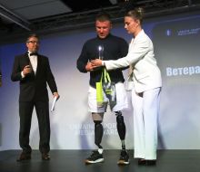 Olga Kharlan presents the award to Mykhailo Drobotenko