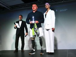 Olga Kharlan presents the award to Mykhailo Drobotenko