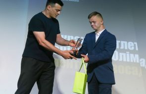 Георгий Зантарая вручает награду атлету