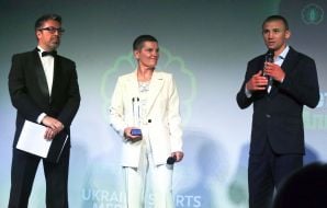 Olexandr Khyzhnyak presented the award to Alla Senchenko