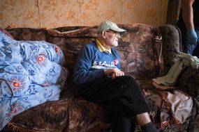 Волонтеры организации Восток SOS эвакуируют пожилую пару Светлану и Бориса Мельников