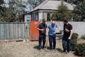Volunteers from the Vostok SOS organization evacuate an elderly couple, Svitlana and Borys Melnyk