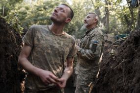 Артиллеристы 93 отдельной механизированной бригады "Холодный яр" стреляют в направлении российских позиций из САУ M109A6 Paladin