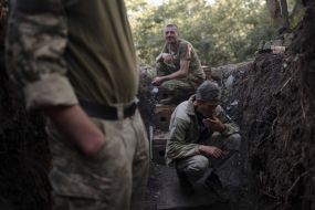 Артиллеристы 93 отдельной механизированной бригады "Холодный яр" стреляют в направлении российских позиций из САУ M109A6 Paladin