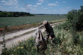 Поиск останков погибших украинских военных в Харьковской области