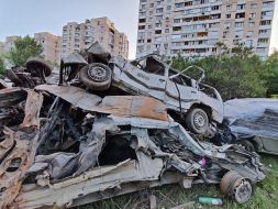 Полностью сожженные автомобили после массированного обстрела в Святошинском районе города Киева