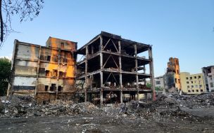 Разрушенные дома после массированного обстрела в Святошинском районе города Киева
