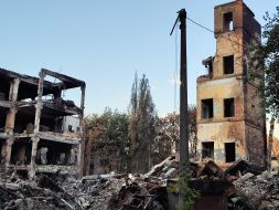 Разрушенные дома после массированного обстрела в Святошинском районе города Киева