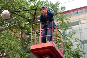 Електромонтер ремонтує лінію електропередач