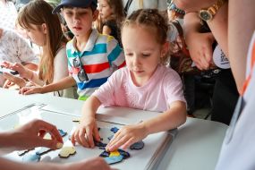 Дівчинка складає з пазлів карту