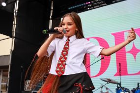 Юная украинская певица DEMI