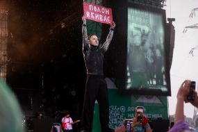 Artem Pivovarov holds a poster with the inscription "Prisoner kills"