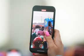 Сцена фестивалю "Atlas Weekend 2025" на екрані мобільного телефону