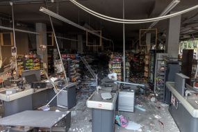 Разрушения и беспорядки в супермаркете после ночной атаки беспилотников в Одессе