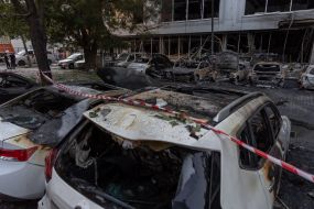 Сожженные автомобили на улице после ночной атаки беспилотников в Одессе