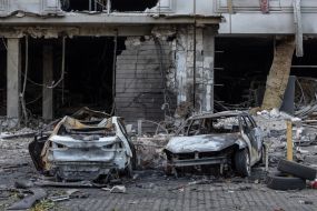 Полностью сожженые автомобили и поврежденный дом после ночной атаки беспилотников в Одессе