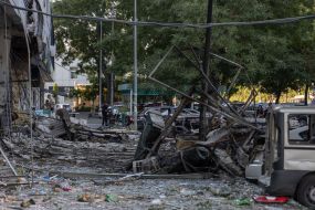 Сожженые автомобили и поврежденный дом после ночной атаки беспилотников в Одессе