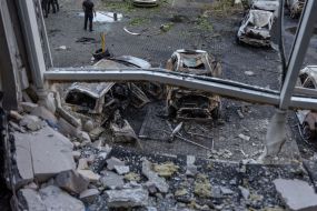 Сожженые автомобили и поврежденный дом после ночной атаки беспилотников в Одессе