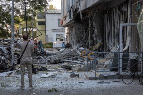 Сожженые автомобили и поврежденный дом после ночной атаки беспилотников в Одессе