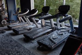 Выбитые окна в спортивном зале после ночной атаки беспилотников в Одессе