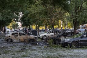 Сожженные автомобили на улице после ночной атаки беспилотников в Одессе