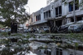 Полностью сожженые автомобили и поврежденный дом после ночной атаки беспилотников в Одессе