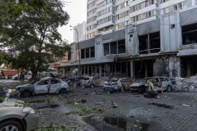 Полностью сожженые автомобили и поврежденный дом после ночной атаки беспилотников в Одессе