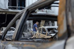 Полностью сожженые автомобили и поврежденный дом после ночной атаки беспилотников в Одессе