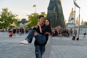 Парень несет девушку на руках