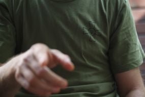 Военнослужащий в тактической армейской футболке ВСУ с крестом на улице в Киеве