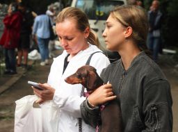 Жители поврежденного в результате обстрела дома