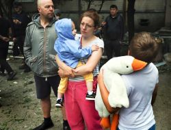 Жители поврежденного в результате обстрела дома