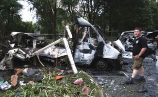 Сгоревшие в результате обстрела Киева автомобили