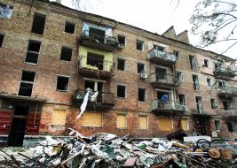 Разрушенный в результате обстрела жилой дом